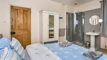 Cottage | 3 bedrooms, bed sheets