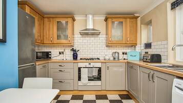 Cottage | Private kitchen | Oven, stovetop, dishwasher, highchair
