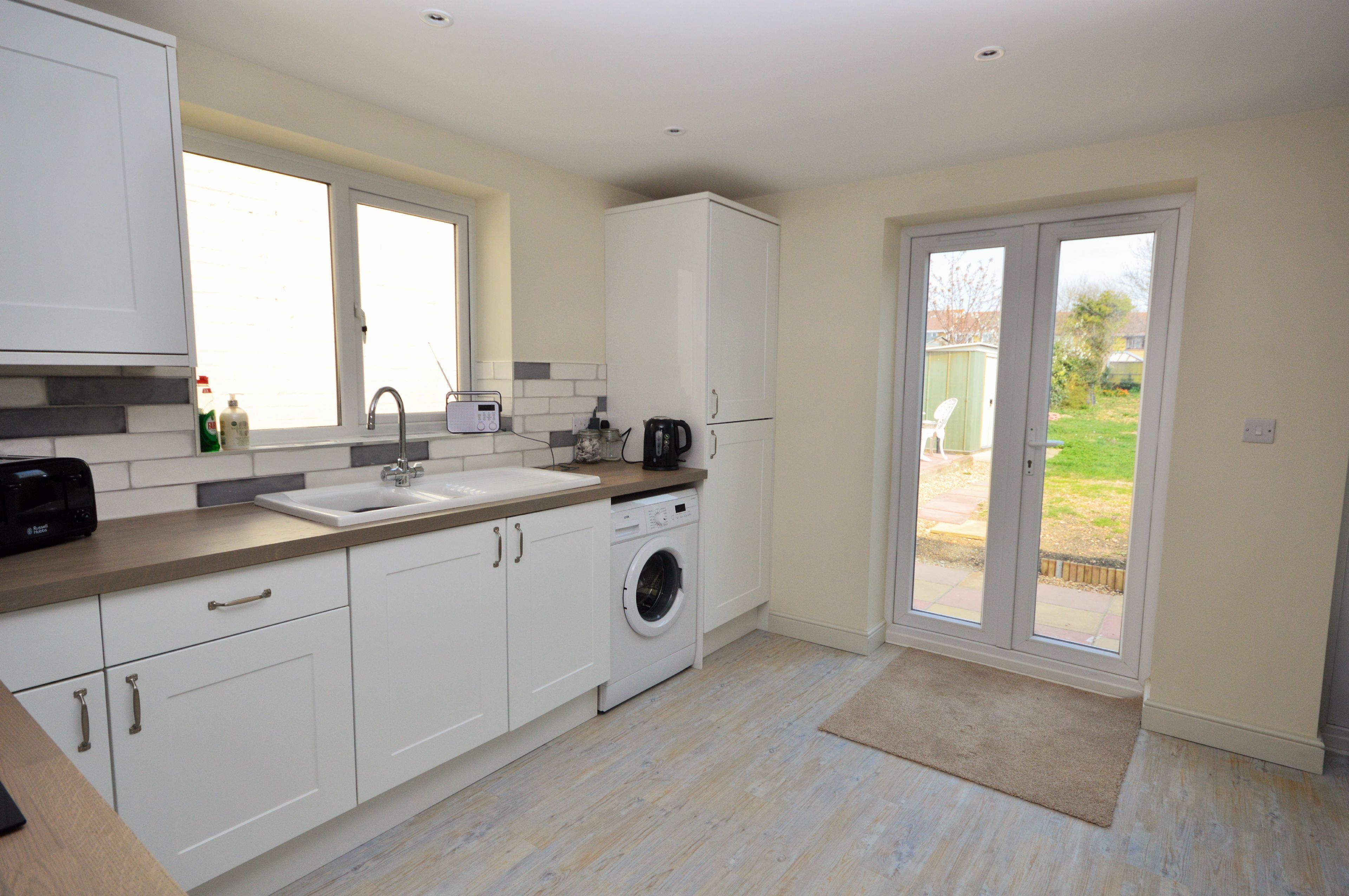 Mökki | Yksityinen keittiö | Uuni, liesi, syöttötuoli, keittoastiat/astiat/ruokailuvälineet