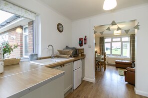 Cottage | Private kitchen | Fridge, microwave, oven, stovetop - Queen Bower Farm Lodge (Sandown)