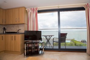 Cottage | Private kitchen | Oven - Main Sail Quay West Apartments (Cowes)