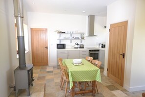 Cottage | Cuisine privée | Four, chaise haute, batterie de cuisine, vaisselle et ustensiles