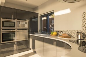 Cottage | Private kitchen | Oven, stovetop, cookware/dishes/utensils - The Overlook (Ventnor)