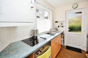 Cottage | Private kitchen | Fridge, microwave, oven, stovetop