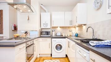 Cottage | Private kitchen | Fridge, microwave, oven, stovetop