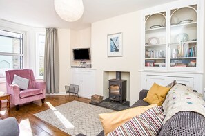 코티지 | 거실 공간 | LCD TV, 벽난로, DVD 플레이어