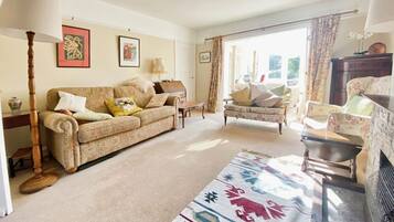 Casa de campo | Área de sala de estar | Televisión LCD y chimenea