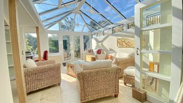 Casa de campo | Área de sala de estar | Televisión LCD y chimenea