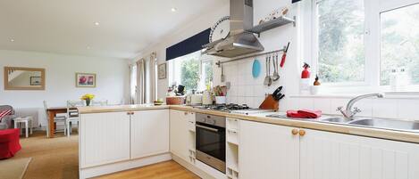 Cottage | Privékeuken | Een oven, een kookplaat, een vaatwasser, een kinderstoel