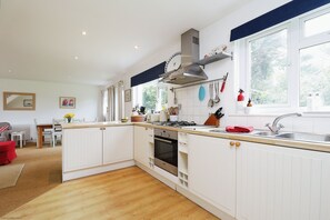 Cottage | Private kitchen | Oven, stovetop, dishwasher, high chair - Rofford Lodge (Yarmouth)