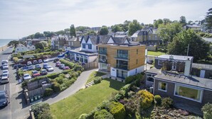 Un hôtel moderne doté d’un parking, d’un espace vert et offrant une vue sur la mer.
