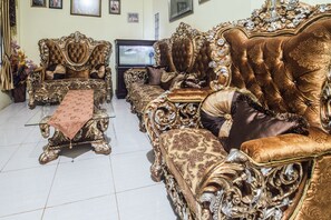 Lobby sitting area - OYO 2165 Alyah Guest House Syariah (Ambon)