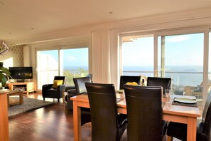 Cottage | Private kitchen | Fridge, microwave, oven, stovetop - Suncliff (Ventnor)