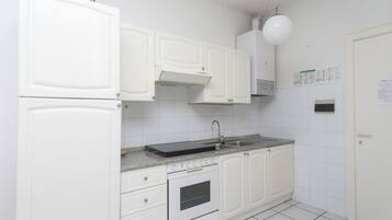 Kühlschrank, Ofen, Esstisch