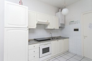 Fridge, oven, dining tables - N114 - Numana, three-room apartment with sea view terrace (Numana)