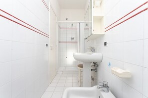 Shower, bidet, towels - N114 - Numana, three-room apartment with sea view terrace (Numana)