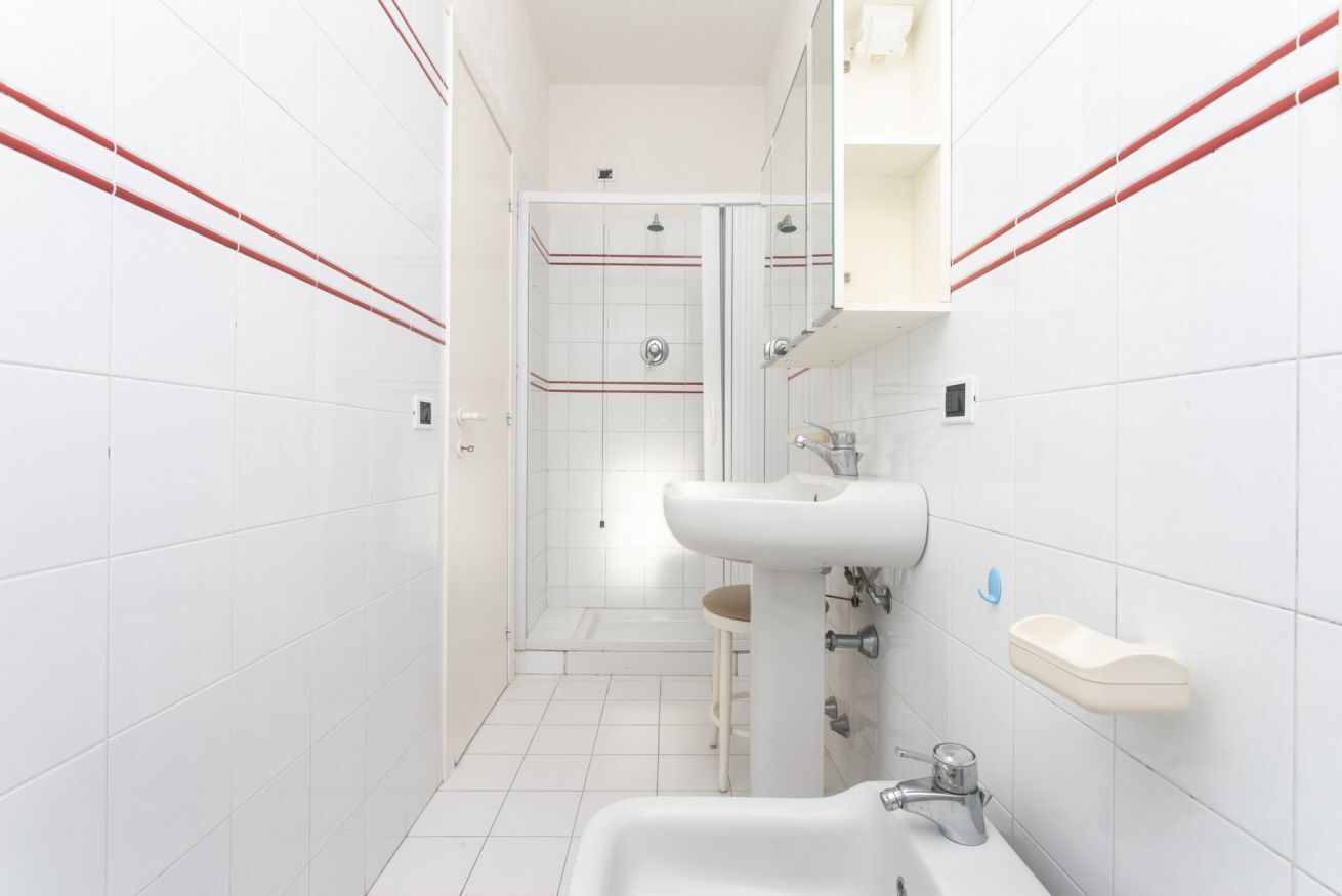 Shower, bidet, towels