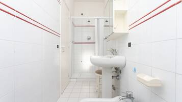 Shower, bidet, towels