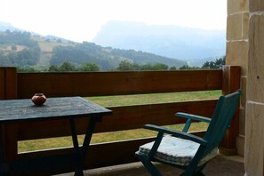 Panoramic Duplex, 1 King Bed, Jetted Tub (Marruecos) | Balcony - Hotel Alma de Romero (Valle de Carranza)