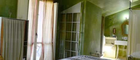 Double Room (Francia) | 1 bedroom, individually decorated, soundproofing, free cribs/infant beds