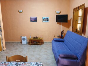 Apartamento, 1 habitación | Zona de estar | Una televisión