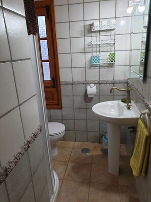 Apartamento, 1 habitación | Baño | Ducha, secador de pelo y toallas