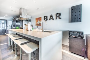 Frigorífico, microondas, horno y placa de cocina