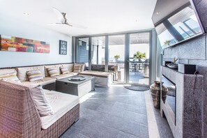 Una Smart TV, una chimenea