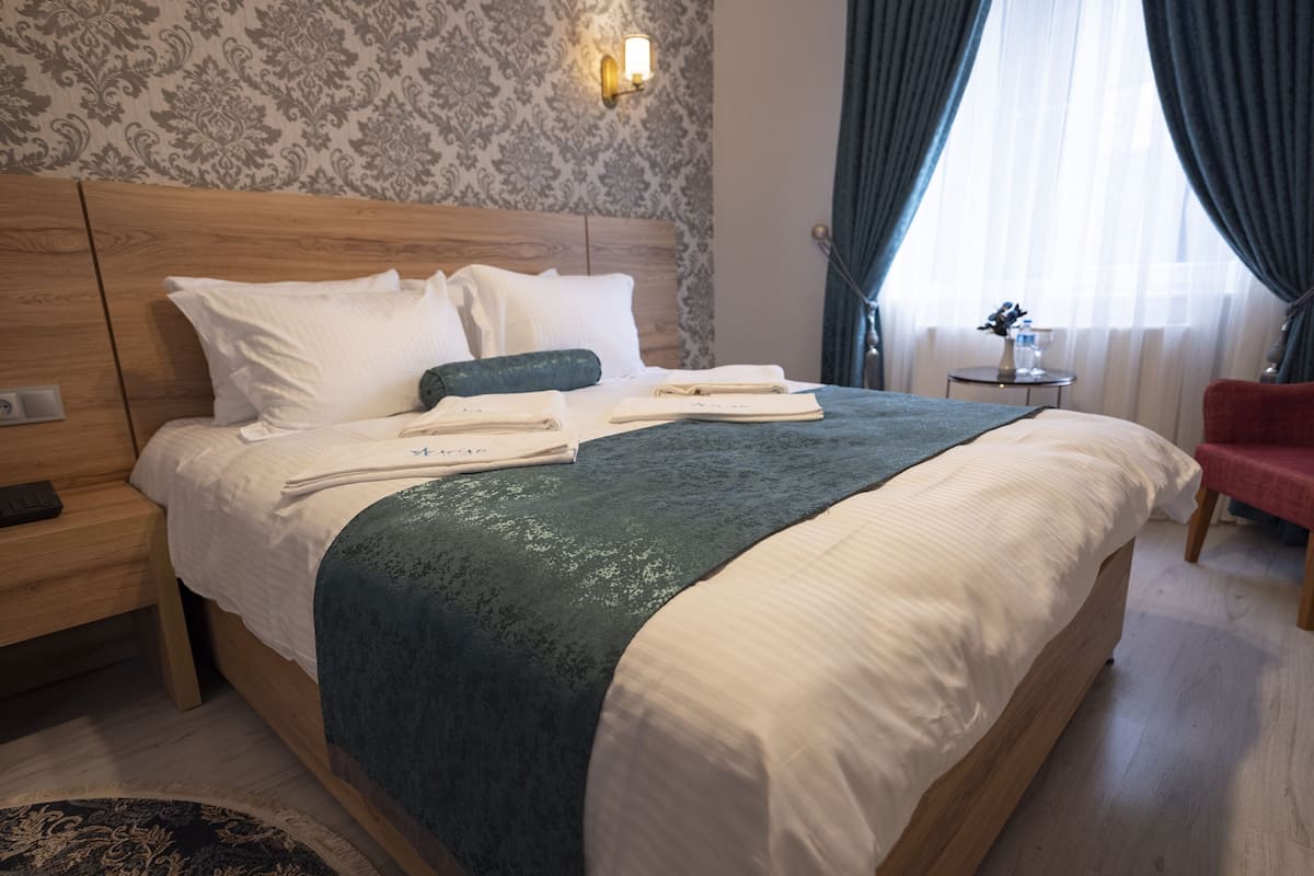 Kaliteli yatak takımı, memory foam (visko elastik) yatak, minibar