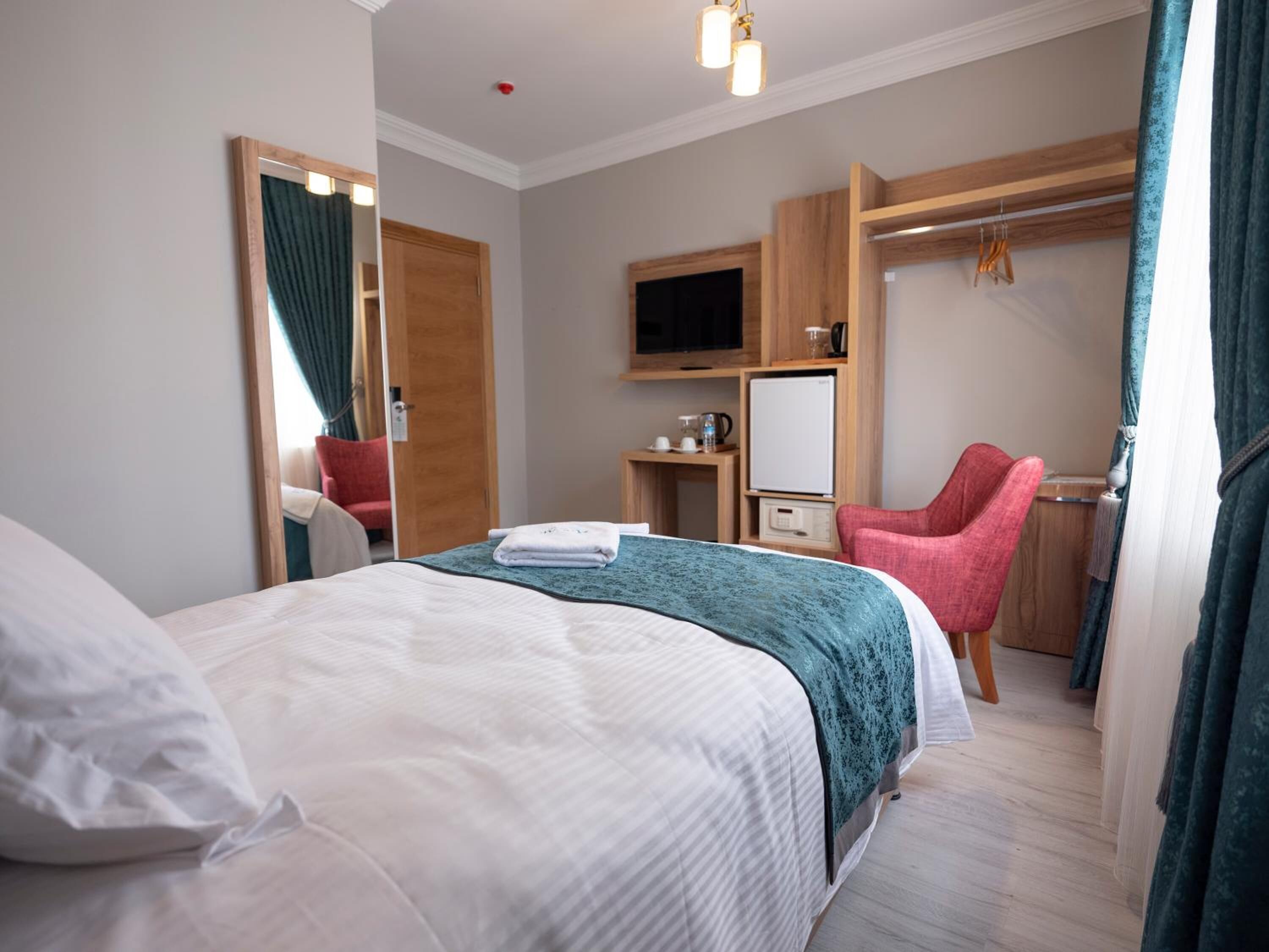 1 bedroom, premium bedding, memory-foam beds, minibar