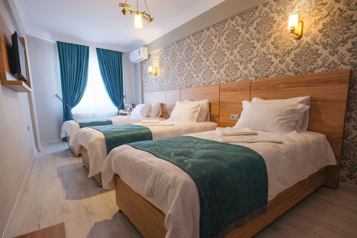 Basic-Dreibettzimmer | Hochwertige Bettwaren, Betten mit Memory-Foam-Matratzen, Minibar