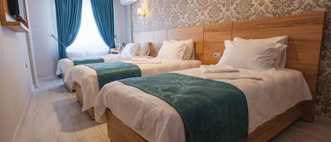 Chambre triple de base | Literie de qualité, lit avec matelas en mousse à mémoire, minibar
