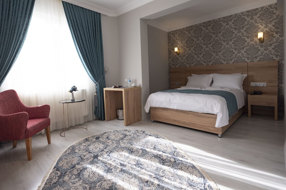 Kaliteli yatak takımı, memory foam (visko elastik) yatak, minibar