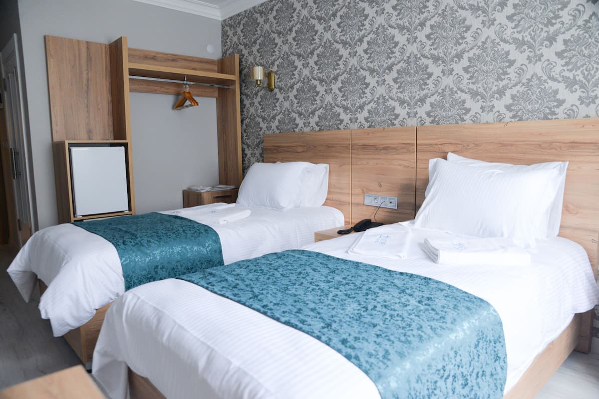 Kaliteli yatak takımı, memory foam (visko elastik) yatak, minibar