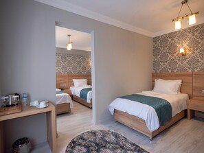 Ropa de cama de alta calidad, camas con efecto memoria y minibar 