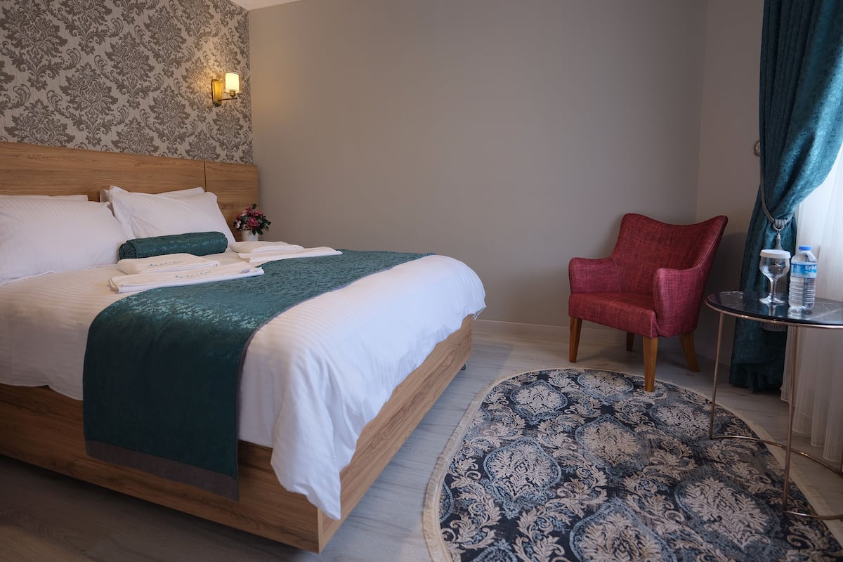 Deluxe-Zimmer | Hochwertige Bettwaren, Betten mit Memory-Foam-Matratzen, Minibar
