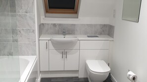 Apartamento Confort | Baño | Bañera y ducha independientes, secador de pelo, toallas y jabón