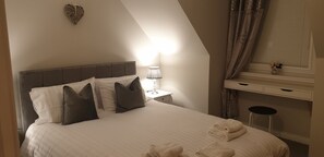 2 bedrooms, iron/ironing board, free WiFi, bed sheets - Number 27 (Ullapool)