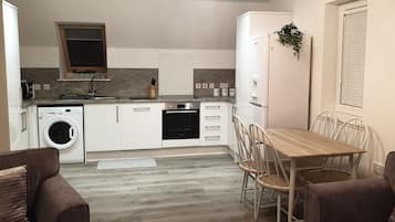 Apartemen Comfort | Dapur pribadi | Lemari es besar, microwave, oven, dan kompor