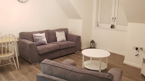 Leilighet – comfort | Oppholdsrom | En 32-tommers Flatskjerm-TV med kabel-kanaler samt TV