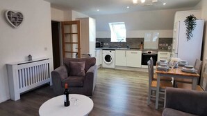 Un appartement moderne comprenant un salon, un coin repas et une cuisine.