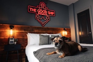 Memory foam beds, free minibar items, laptop workspace, blackout drapes - Brewdog Kennels Aberdeen (Aberdeen)