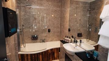 Exclusive Studio Suite | Bathroom | Combined shower/bathtub, free toiletries, dressing gowns, heated floors