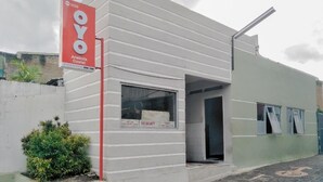 A modern building with a sign reading "OYO Arwinda Costel". - OYO 2228 Arwinda Costel (Cianjur)