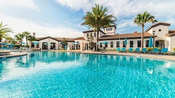 Piscina externa, piscina aquecida, espreguiçadeiras