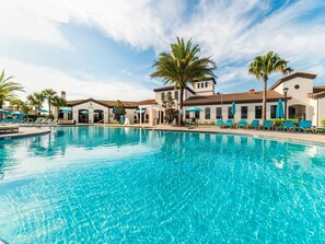 Piscina externa, piscina aquecida, espreguiçadeiras