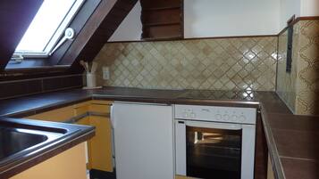 Fridge, oven, stovetop, coffee/tea maker