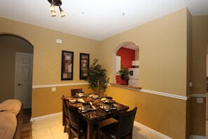 Dining - CHRIS & SUE'S CONDO AT WINDSOR PALMS 3 MILES FROM DISNEY AND ALL IT'S MAGIC (Kissimmee)