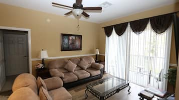 TV connectée, lecteur de DVD, livres