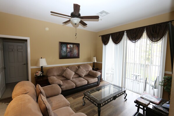 Smart TV, DVD player, books - CHRIS & SUE'S CONDO AT WINDSOR PALMS 3 MILES FROM DISNEY AND ALL IT'S MAGIC (Kissimmee)